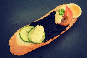 Kaviar auf einem Brötchen