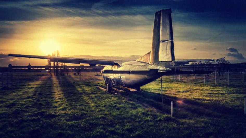 Ein altes Flugzeug im Abendrot