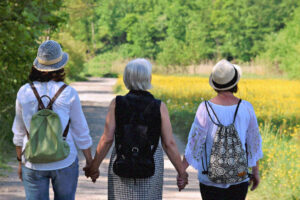 drei ältere Frauen gehen Spazieren; Satire